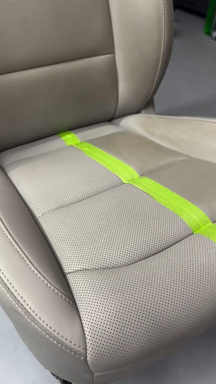 Același scaun în timpul curățării, cu o bandă verde lipită pe mijloc.
